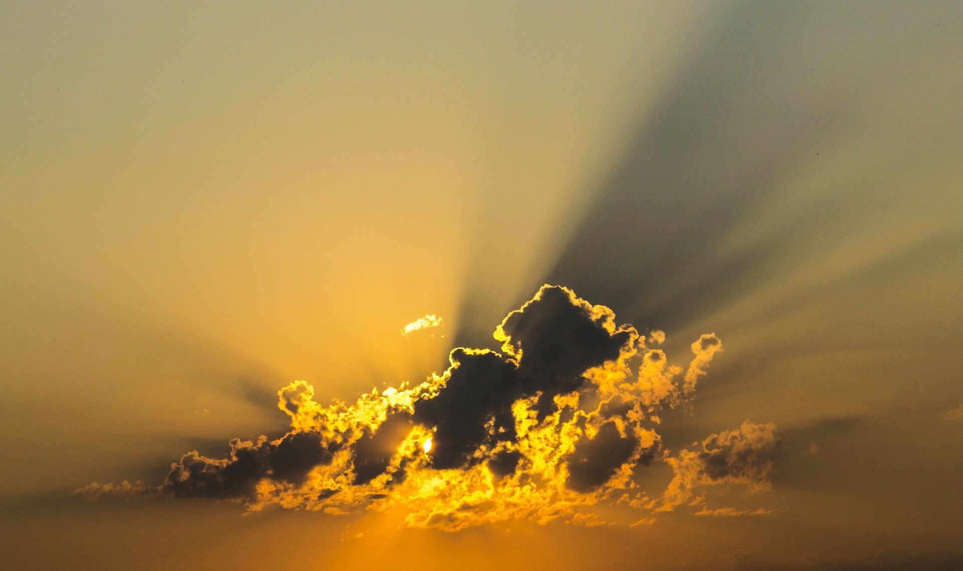 clouds-143152_1920